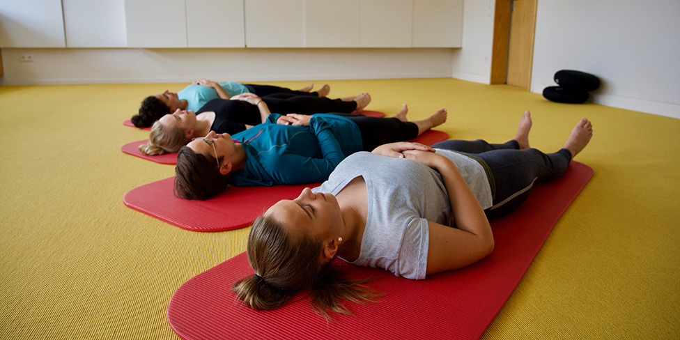 harmonie-und-innerer-frieden-durch-langsame-und-meditative-yoga-asanas-2