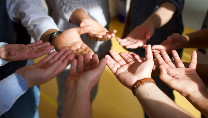 maenner-unterschiedlicher-geburtslaender-treffen-sich